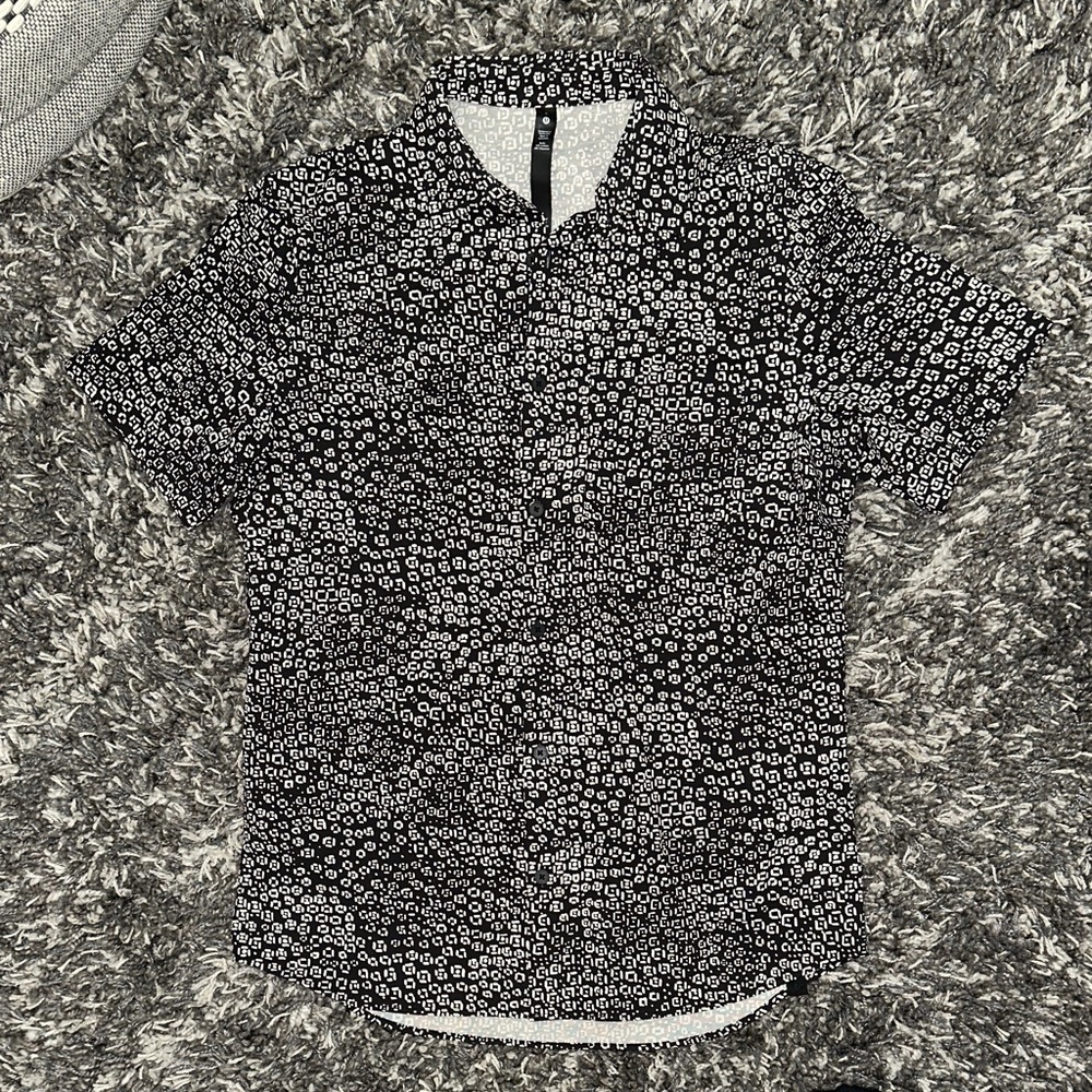 Like New Lululemon Short sleeve shirt in Black / White pattern
